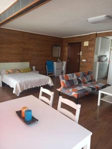 ein Wohnzimmer mit einem Bett und einer Couch in der Unterkunft Apartamento Playa Gandía in Playa de Gandia