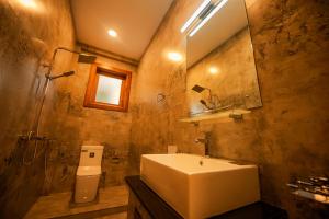 a bathroom with a sink and a mirror at Vishwa Retreat Hotel in Kandy
