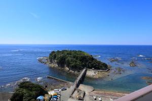 uma ilha no oceano com carros estacionados em 湯と風の宿 恵比寿 em Shimoda