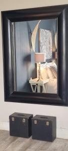 Una imagen de un dormitorio con un espejo en la pared. en The Elizabeth Riviersonderend, en Riviersonderend