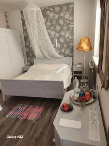 una camera con letto e tavolo con vassoio di cibo di Mia Pálava a Mikulov