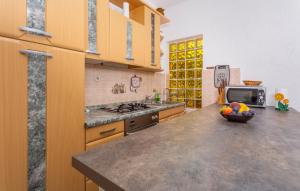 a kitchen with a bowl of fruit on the counter at Apartman ALEN in Klanice Dobrinj