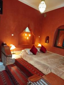 Postel nebo postele na pokoji v ubytování Riad Les Trois Mages