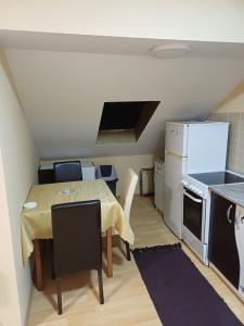 een kleine kamer met een tafel en een keuken bij NIKA apartman stan na dan in Šabac