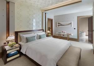 Een bed of bedden in een kamer bij Mandarin Oriental, Doha