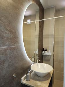 une salle de bain avec un lavabo et un miroir dans l'établissement Emilio Jofre IV - Céntrico, amplio y luminoso, à Villa Marini 24 autres photos