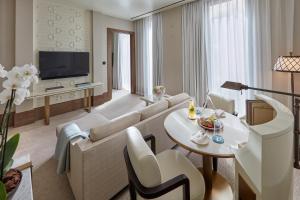 Een TV en/of entertainmentcenter bij Mandarin Oriental, Doha
