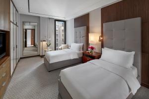 Een bed of bedden in een kamer bij Mandarin Oriental, Doha