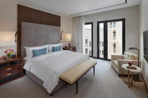 Een bed of bedden in een kamer bij Mandarin Oriental, Doha