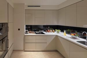 Een keuken of kitchenette bij Mandarin Oriental, Doha