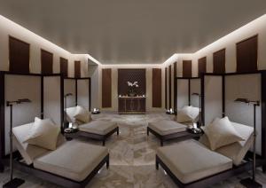Een bed of bedden in een kamer bij Mandarin Oriental, Doha