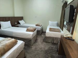 Postel nebo postele na pokoji v ubytování Jawharat dakher hotel فندق جوهرة ذاخر توصيل مجاني من و إلى الحرم + 36 fotografií