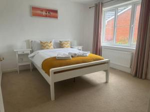 Ένα ή περισσότερα κρεβάτια σε δωμάτιο στο Detached 4 Bed Family Home