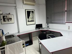 サバデイにあるTessasapartments Sabadell 2のコンピューターが置かれた机のあるオフィス