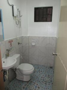 エルニドにあるFrancis Dale Lodge L1のトイレと洗面台付きのバスルーム