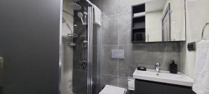 Koupelna v ubytování New Flat with Big Living Spaces 4 Near By Lara Beach + 7 fotografií