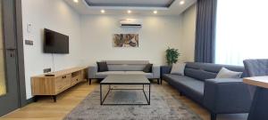 Posezení v ubytování New Flat with Big Living Spaces 4 Near By Lara Beach