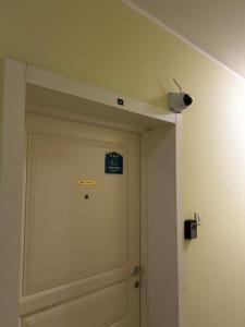 Una puerta en una habitación con una cámara encima. en Mina Penthouse, en Novi Sad