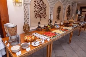 een tafel met veel verschillende etenswaren erop bij Le Suisse Elegance Hotel in Campos do Jordão +54 foto's