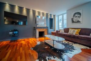 un salon avec un canapé et une cheminée dans l'établissement Appartement de 80 m2 en centre-ville proche parking gratuit, à Cherbourg en Cotentin