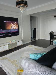 a living room with a tv and a couch at Avangarde de Lux Apartment in Seleuş