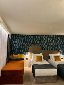 Ein Bett oder Betten in einem Zimmer der Unterkunft ArtLoft Garni Hotel