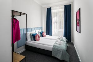 una camera da letto con un letto con cuscini e una finestra di GA Apartments a Cracovia Altre 86 foto