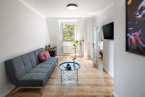 un soggiorno con un divano e un tavolo di GA Apartments a Cracovia