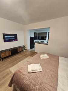 a bedroom with a bed with two towels on it at Terrace Green Hill House in Braşov