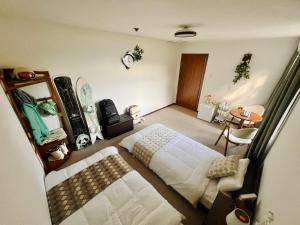 湯沢雪の宿 YUZAWA Snow Inn-Ski IN Ski OUT客房内的一张或多张床位