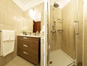 Bilik mandi di Beach apartment with terrace and pool +25 gambar