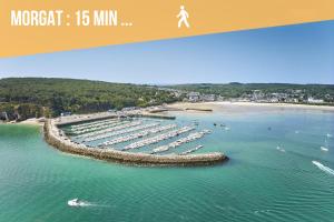 un gruppo di barche in acqua vicino a una spiaggia di Villa Confort I Terrain & Grande Terrasse a Crozon