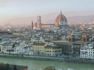 Una vista de una ciudad con un río y edificios. en L'Angolo di Ponte Vecchio, en Florencia