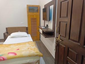 Postel nebo postele na pokoji v ubytování Hotel Mewad Haveli Pushkar + 37 fotografií