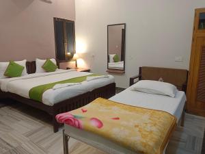 Postel nebo postele na pokoji v ubytování Hotel Mewad Haveli Pushkar