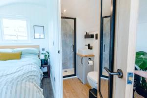 - une petite chambre avec un lit et une salle de bains dans l'établissement NEW The Paddocks Pod Selside - Thorn, à Lake District National Park