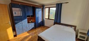 Postel nebo postele na pokoji v ubytování Beautiful large villa Vrčin