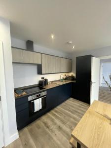 Η κουζίνα ή μικρή κουζίνα στο Luxury Square Flat - Luxury - En-Suites - 6 Guests