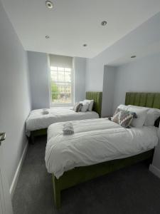 Ένα ή περισσότερα κρεβάτια σε δωμάτιο στο Luxury Square Flat - Luxury - En-Suites - 6 Guests +19 φωτογραφίες