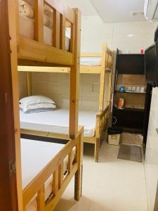 Rúm í herbergi á Johnson Hostel