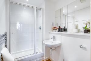 Un baño blanco con ducha y lavabo. en Chinese Suite with Free Parking, Games, Netflix- Coffee Machine 家庭, en Birmingham 20 fotos más