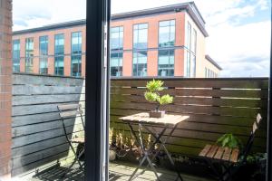 Un balcón con una mesa con una planta encima. en Chinese Suite with Free Parking, Games, Netflix- Coffee Machine 家庭, en Birmingham