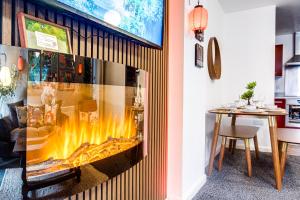 un gran acuario en una habitación con mesa en Chinese Suite with Free Parking, Games, Netflix- Coffee Machine 家庭, en Birmingham