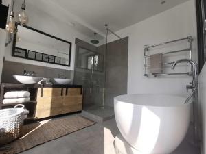 y baño con bañera, 2 lavabos y espejo. en Villa cosy Paris, en La Garenne-Colombes 43 fotos más