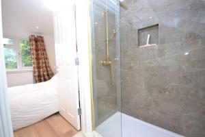 Worcester ParkにあるFreshly refurbished, peaceful Victorian houseのバスルーム(ウォークインシャワー、ベッド1台付) +19枚の写真
