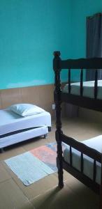 a bedroom with a bed and a bunk bed at Aluga-se casa por diarias in Mangaratiba