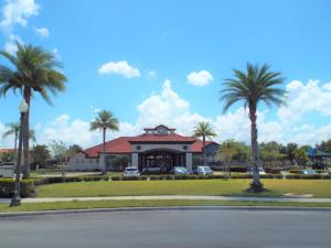 une maison avec des palmiers en face d'une rue dans l'établissement Villa with Private Pool and King Size Bed, à Kissimmee