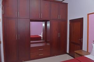 Postel nebo postele na pokoji v ubytování Sri Ra'anana Villa