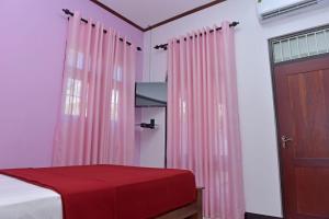 Postel nebo postele na pokoji v ubytování Sri Ra'anana Villa