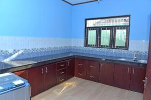 Kuchyň nebo kuchyňský kout v ubytování Sri Ra'anana Villa